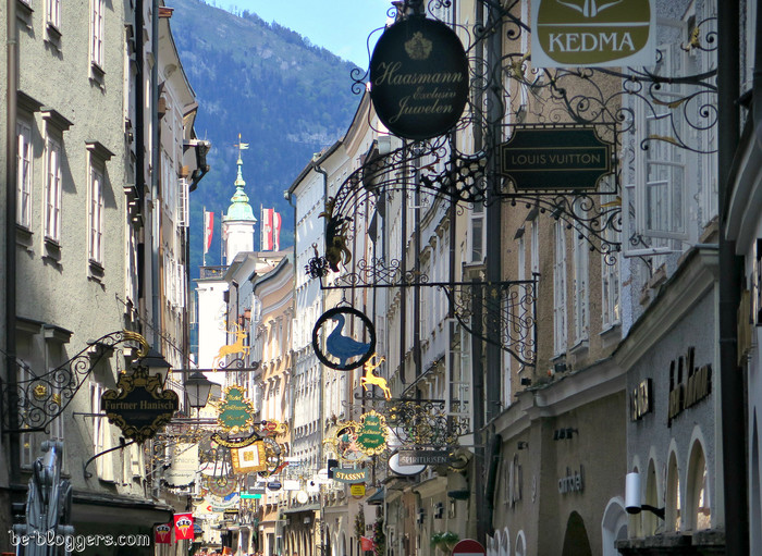 Улица Гетрайдегассе (Getreidegasse), Зальцбург, Австрия